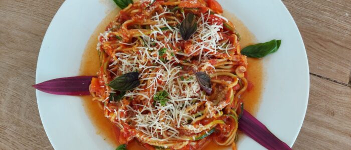 raw zucchini spaghetti pomodoro